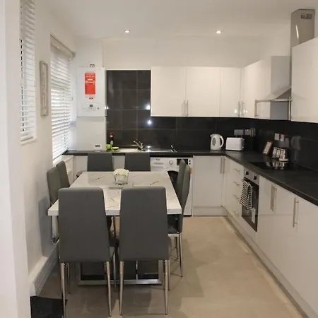 Beautiful, Spacious, Old Trafford Home Манчестер Экстерьер фото