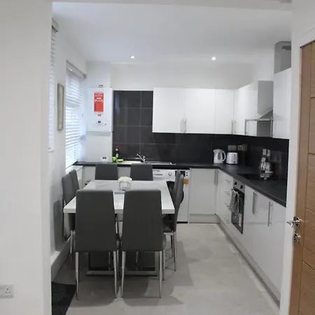 Beautiful, Spacious, Old Trafford Home Манчестер Экстерьер фото